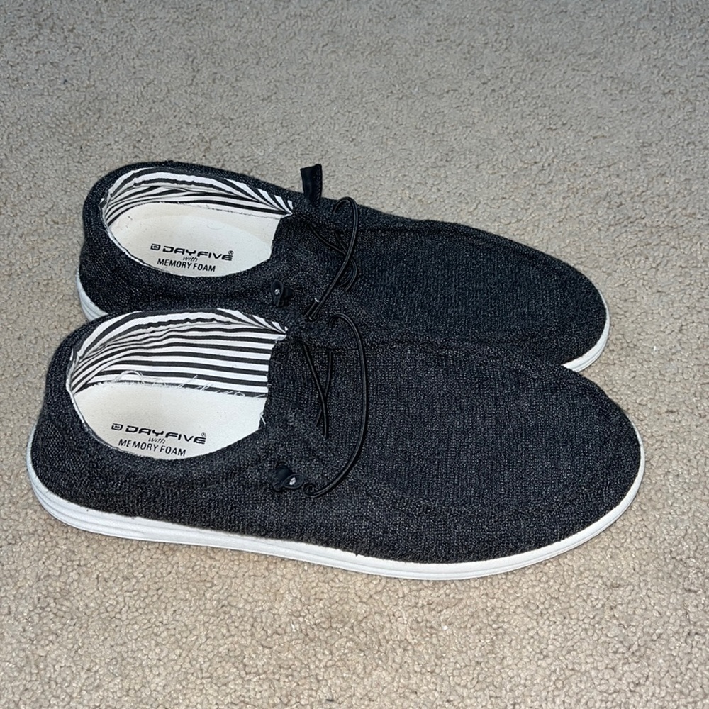 DAYFIVE MENS SLIP ON SHOES SIZE 13 MEMORY FOAM NO TIE GRAY BLACK WHITE